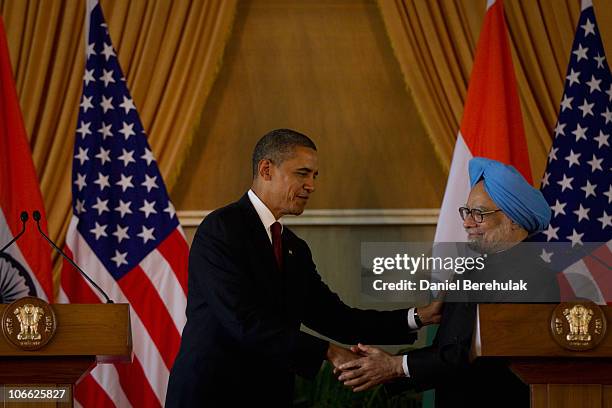 President Barack Obama and Indian Prime Minister Manmohan Singh shake hands during a joint press conference at Hyderabad House on November 8, 2010 in...