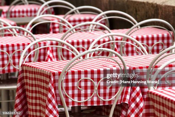 empty tables with red and white tablecloth - rot weiss essen stock-fotos und bilder