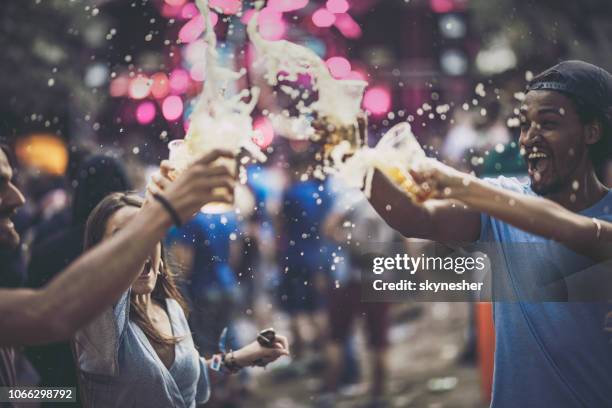 een spetterend toast met bier! - drinking beer festival stockfoto's en -beelden