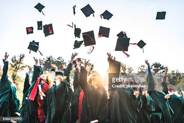 ¡día de graduación! - university students celebrate their graduation fotografías e imágenes de stock