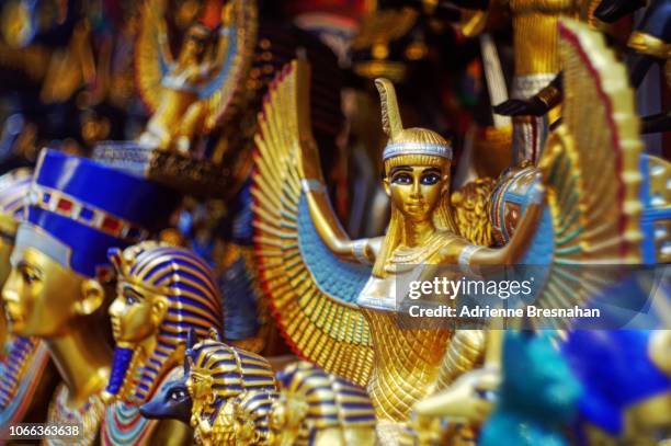 pharonic egyptian souvenir figurines - isis foto e immagini stock