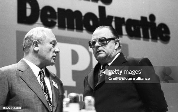Party conference of the Social Democratic Party of Germany on 18 June 1976 in the Westfalenhalle in Dortmund. Hans-Juergen Wischnewski und Georg...