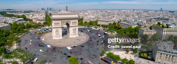 luchtfoto van parijs met arc de triomphe en de eiffel toren - arc de triomphe aerial view stockfoto's en -beelden