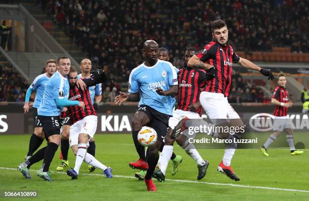 Patrick Cutrone of AC Milan competes for the ball with Jerry Prempeh of F91 Dudelange during the UEFA Europa League Group F match between AC Milan...