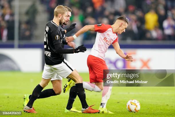 Hannes Wolf of Salzburg is being attacked by Konrad Laimer of RB Leipzig and Stefan Ilsanker of RB Leipzig during the UEFA Europa League Group B...