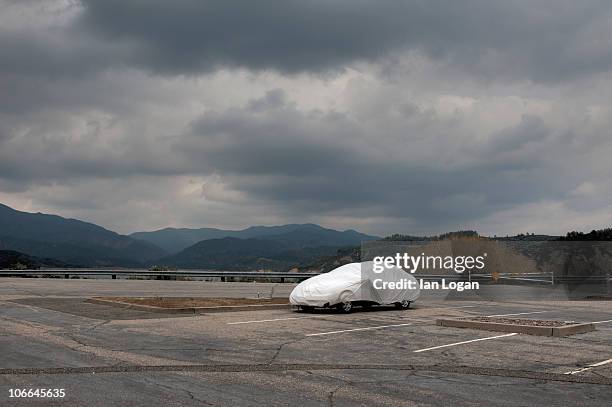 covered car - parked car stockfoto's en -beelden