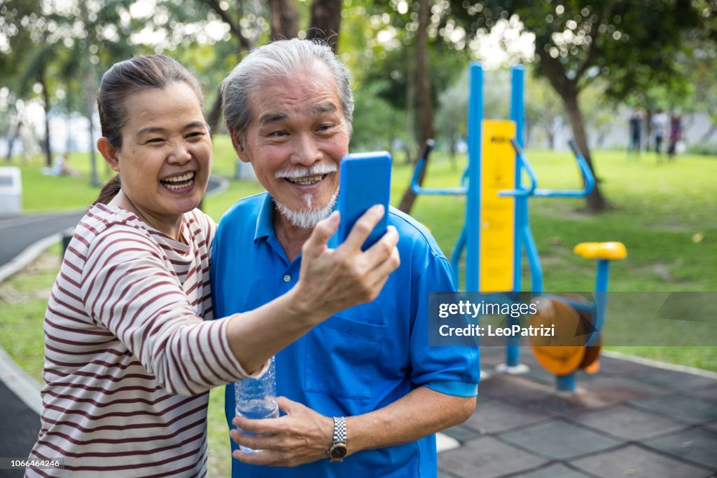 Stile di vita attivo, gli anziani si fanno un selfie dopo l'allenamento al parco