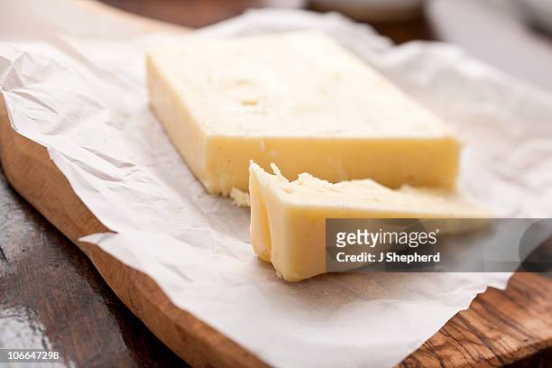 cheddar cheese - cheddar kaas stockfoto's en -beelden