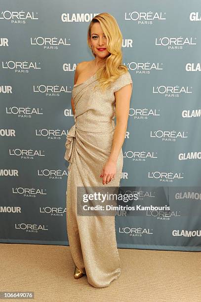 Actress Kate Hudson poses backstage at the Glamour Magazine 2010 Women of the Year Gala at Carnegie Hall on November 8, 2010 in New York City.