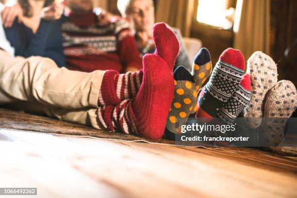 weihnachten socken zu hause - family feet stock-fotos und bilder