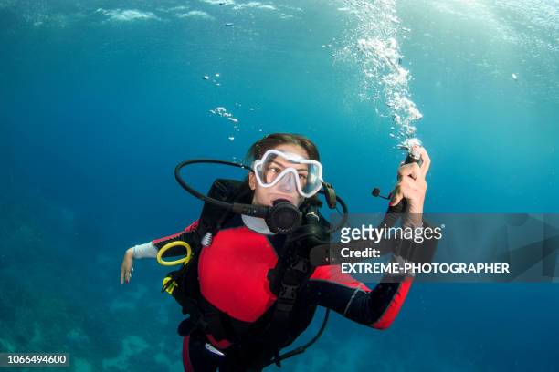 scuba diver meisje aflopend - scuba diving girl stockfoto's en -beelden