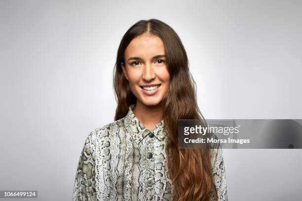 close-up portrait of young businesswoman smiling - portrait studio sourire corporate photos et images de collection