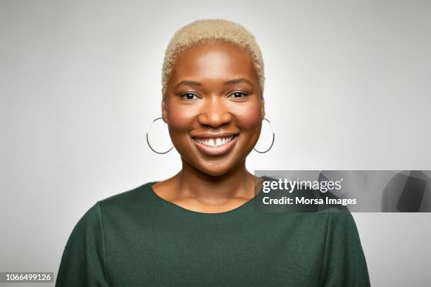 portrait of smiling young businesswoman"n - young blonde woman facing away photos et images de collection