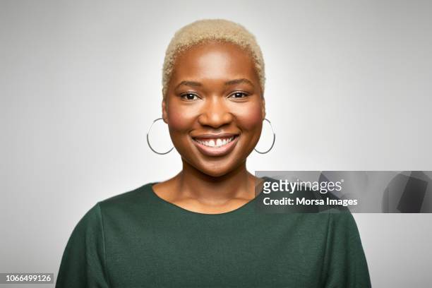 portrait of smiling young businesswoman"n - popolo di discendenza africana foto e immagini stock