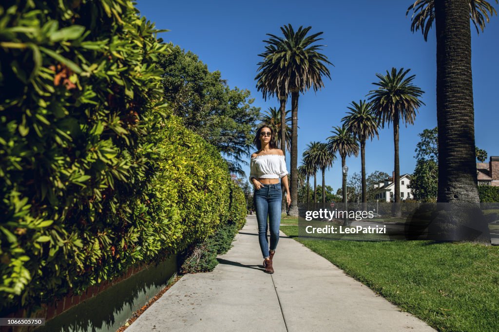 Donna che cammina a Los Angeles