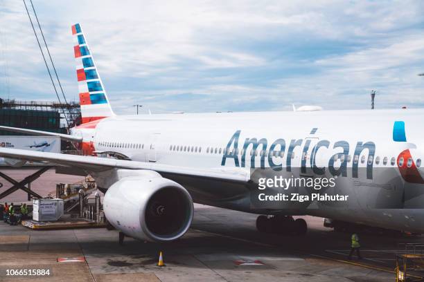 boeing 777 all'aeroporto di heathrow - american airlines foto e immagini stock