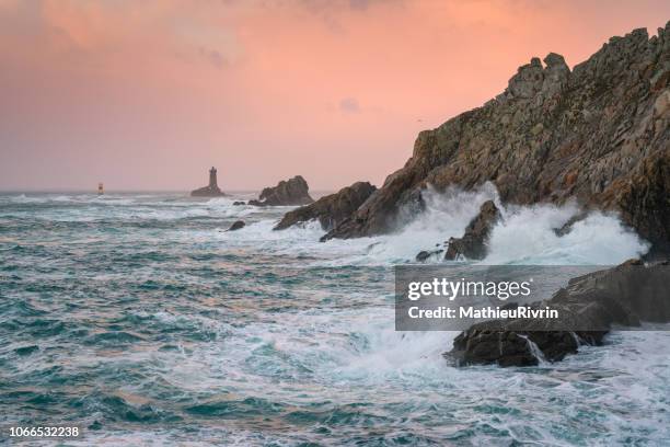 lever de soleil à la pointe du raz - finistere stock pictures, royalty-free photos & images