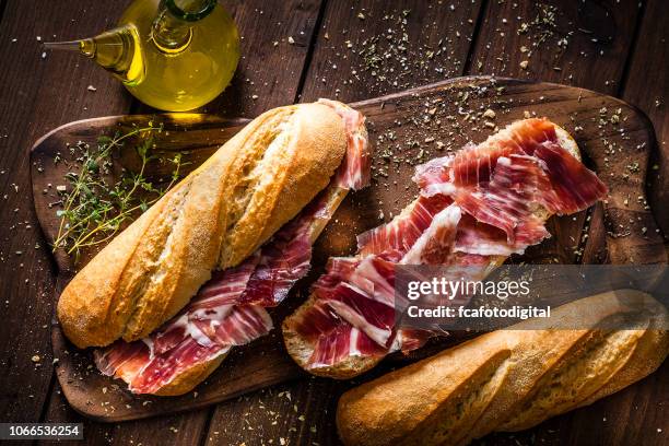 preparación de sándwich de jamón ibérico, español bocadillo de jamón ibérico - jamón serrano fotografías e imágenes de stock