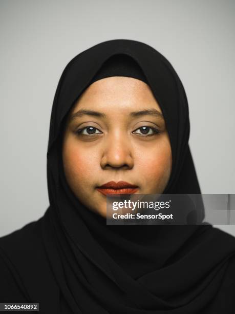 réel malaise jeune femme avec hijab - voile religieux photos et images de collection