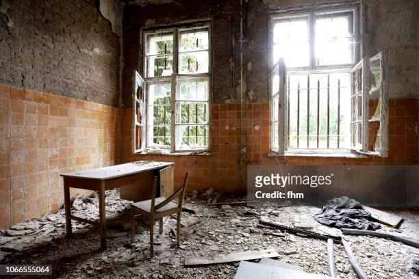 old desk in a room, which is in a very bad condition in an abandoned building - destruction foto e immagini stock