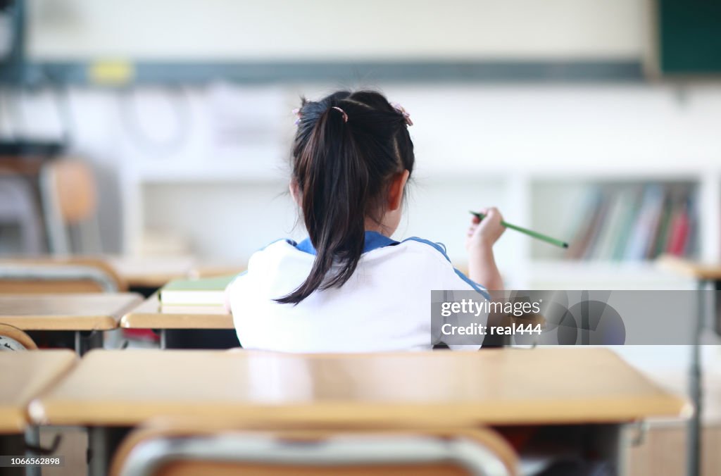 Écolière faisant homwork
