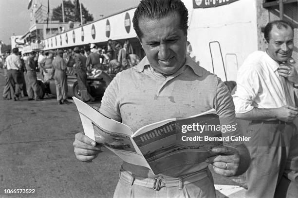 Alberto Ascari, Grand Prix of Italy, Autodromo Nazionale Monza, 05 September 1954. Alberto Ascari reading a copy of the French magazine "Moteurs"...