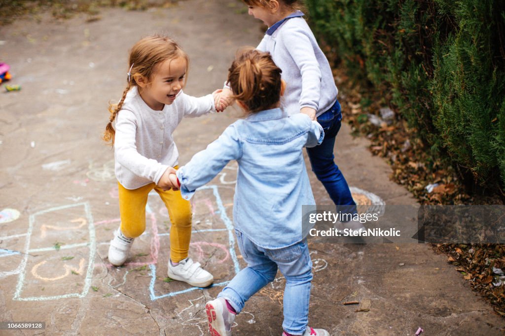 Amigos da criança, brincando de amarelinha ao ar livre