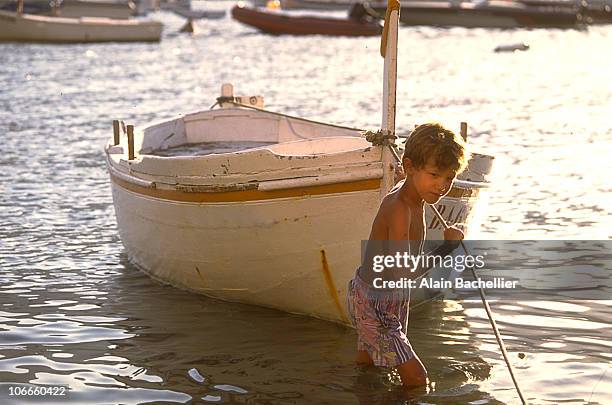 children in the boat - child labor ストックフォトと画像