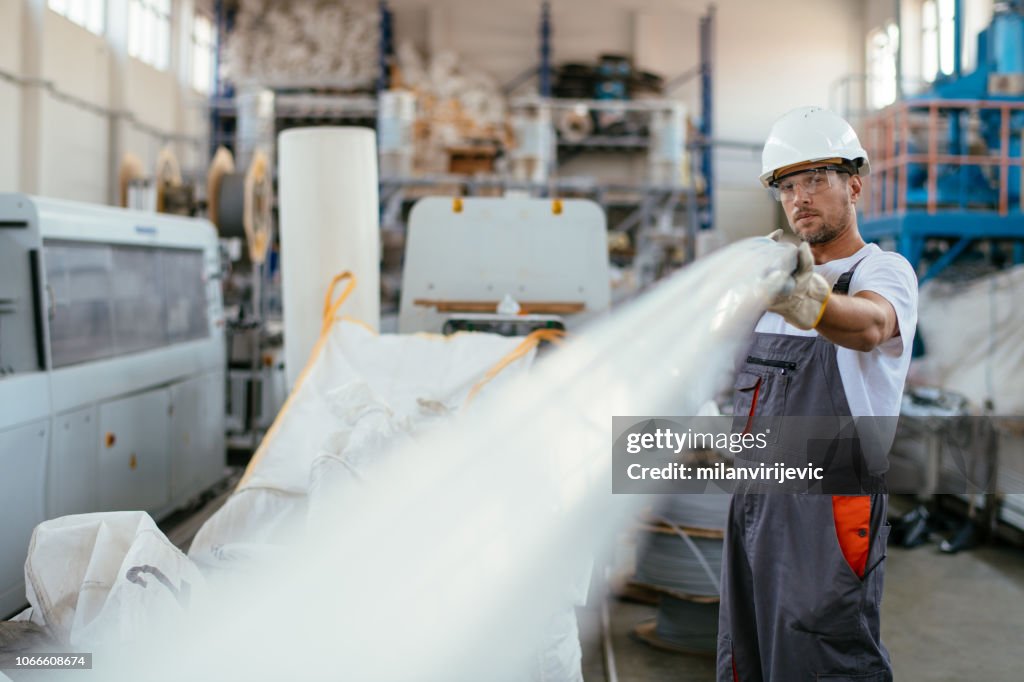 Trabalhador manual na fábrica