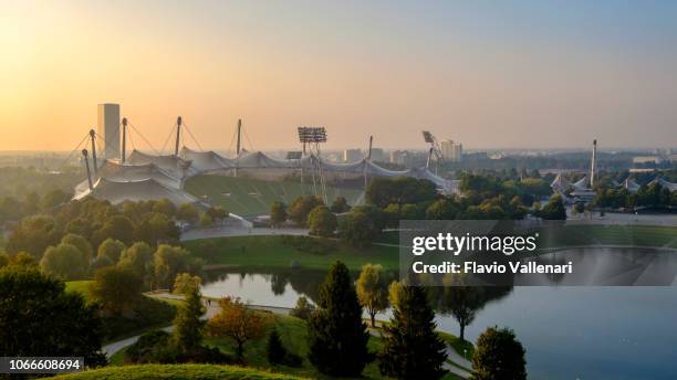 münchen, olympiastadion (bayern, deutschland) - olympiapark münchen stock-fotos und bilder