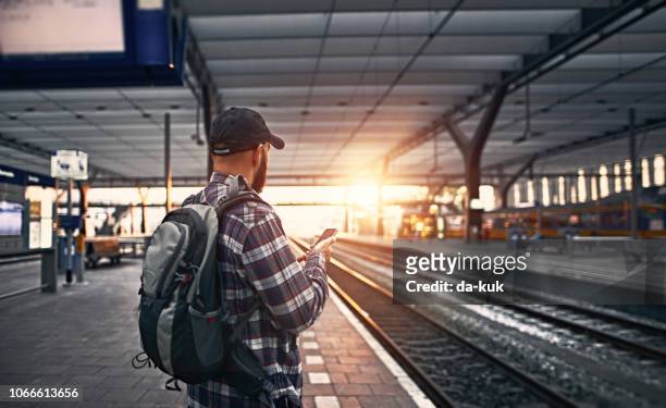 esperando el tren en la estación de tren - trein nederland fotografías e imágenes de stock