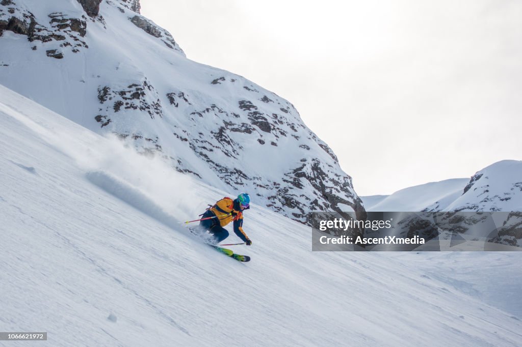 Backcountry skiër vliegt helling af