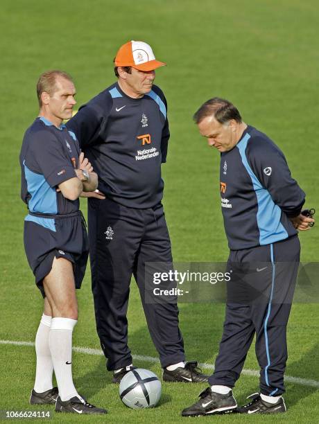 Dutch soccer team player Jan Wouters stands with coaches Willem van Hanegem and Dick Advocaat at a training in Albufeira, 08 June 2004. AFP PHOTO...