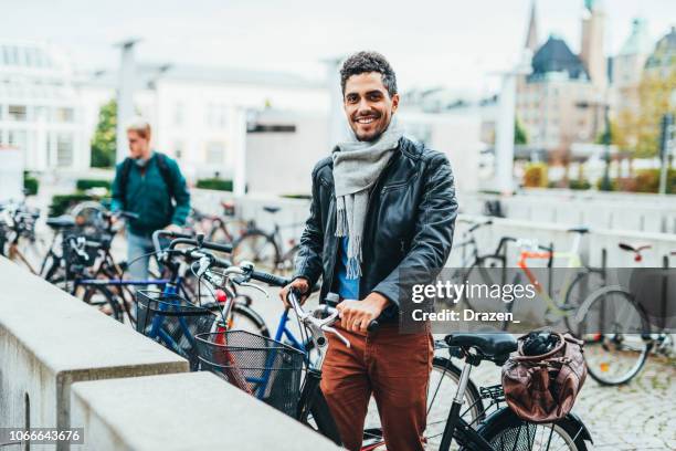 latijnse man en leef in scandinavië - bike work stockfoto's en -beelden