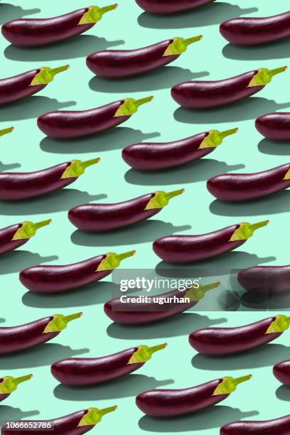verse aubergine op kleur achtergrond. - eggplant stockfoto's en -beelden
