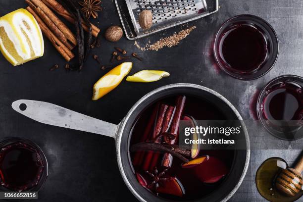 pot and glasses of mulled wine - ホットワイン ストックフォトと画像