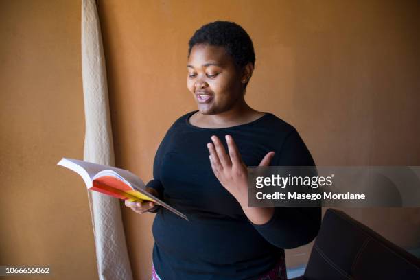 woman reading a book - poeta - fotografias e filmes do acervo