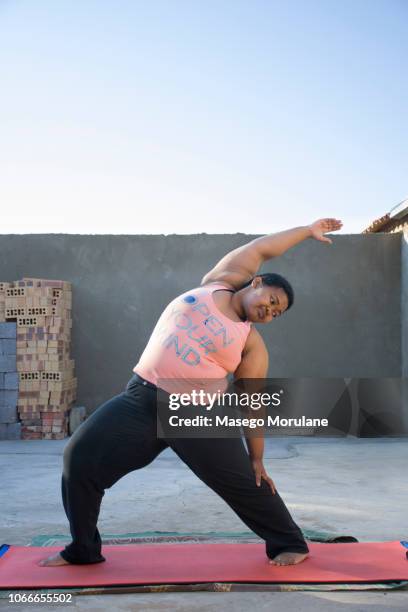 woman practising yoga - showus fotografías e imágenes de stock