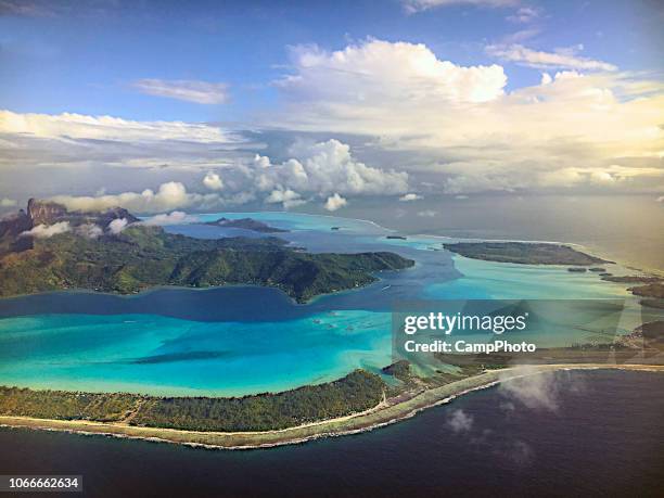 mount otemanu und bora bora luftbild - gesellschaftsinseln stock-fotos und bilder