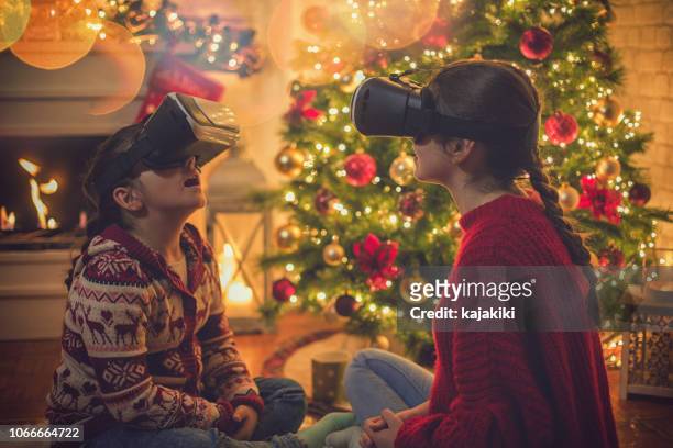 familie met behulp van virtual reality simulator in een gezellige kerstsfeer - top prospects game stockfoto's en -beelden