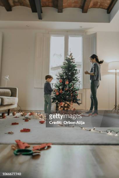 クリスマスツリーを飾る家族 - christmas family tree ストックフォトと画像