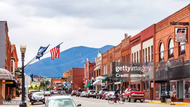 amerikanischen kleinstadt - red lodge, montana - red lodge montana stock-fotos und bilder