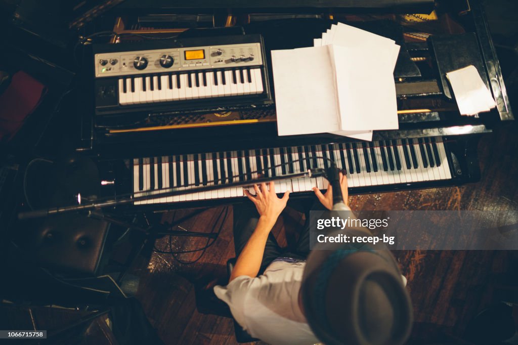 Pianist in Stadium durchführen