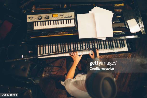 pianist in stadium durchführen - tasteninstrument stock-fotos und bilder