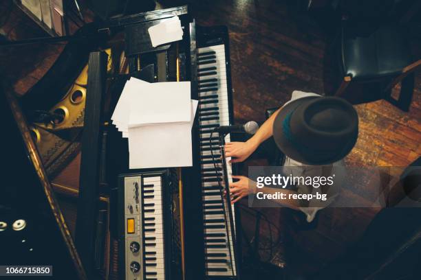 pianist performing at stage - jazz imagens e fotografias de stock