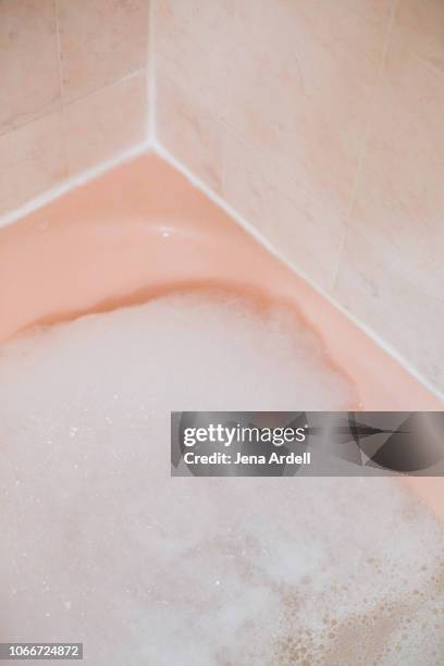 bubble bath no people, bubble bath, tub, bubbles, bathroom background, pink, tile, grout, clean, indulgence, bathroom, bubble bath - bubble bath foto e immagini stock