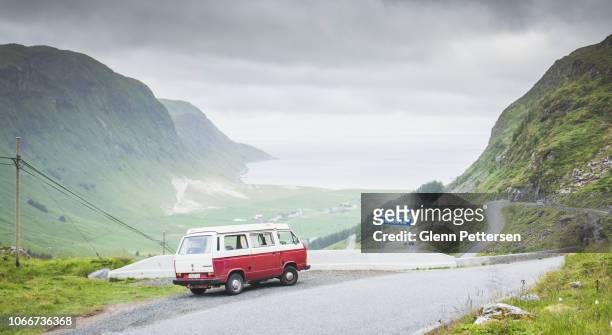 am alten volkswagen camper von stadt, norwegen. - car transporter stock-fotos und bilder