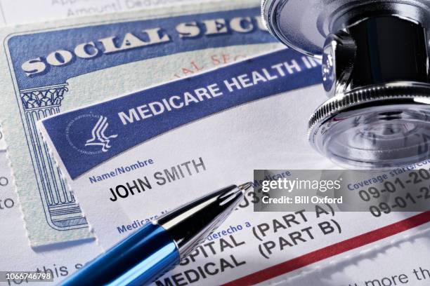 seguro de salud medicare y tarjeta de seguro social en el informe médico y estetoscopio - medicare fotografías e imágenes de stock