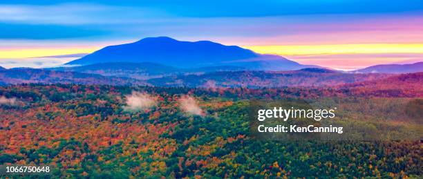 follaje de otoño de nueva inglaterra en las montañas verdes de vermont - vermont fotografías e imágenes de stock