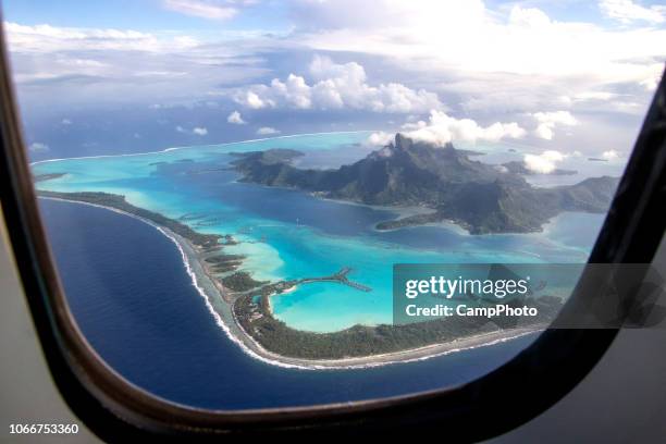 窓からボラボラ島 - 飛行機　窓 ストックフォトと画像